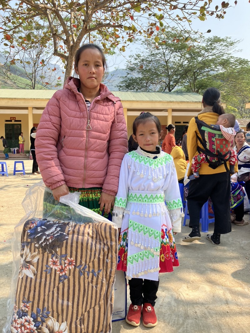 Hai mẹ con chị Lầu Thị Sinh, 20 tuổi, dân tộc Mông chia sẻ rất vui, vì nhận được quà!