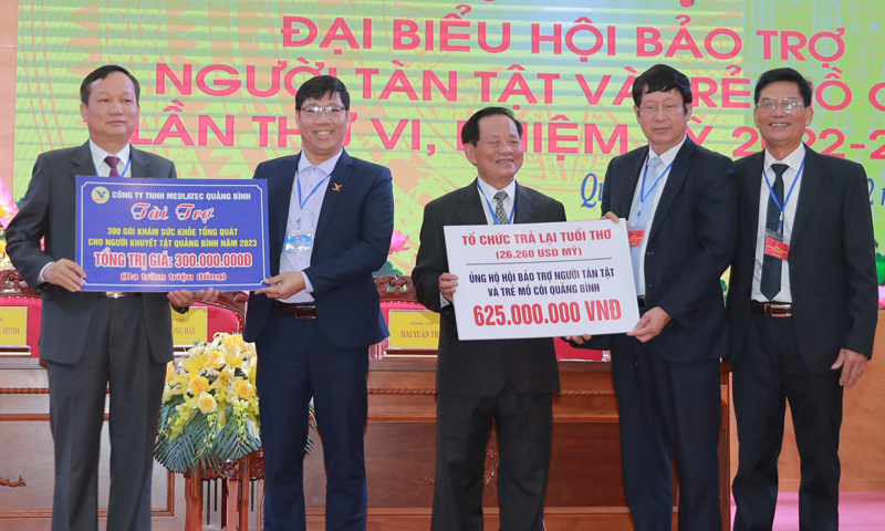 Ông Hoàng Ngọc Nghĩa - Giám đốc MEDLATEC Quảng Bình (thứ 2 từ trái qua phải) trao gói tài trợ khám sức khỏe tổng quát cho người khuyết tật với tổng trị giá 300 triệu đồng