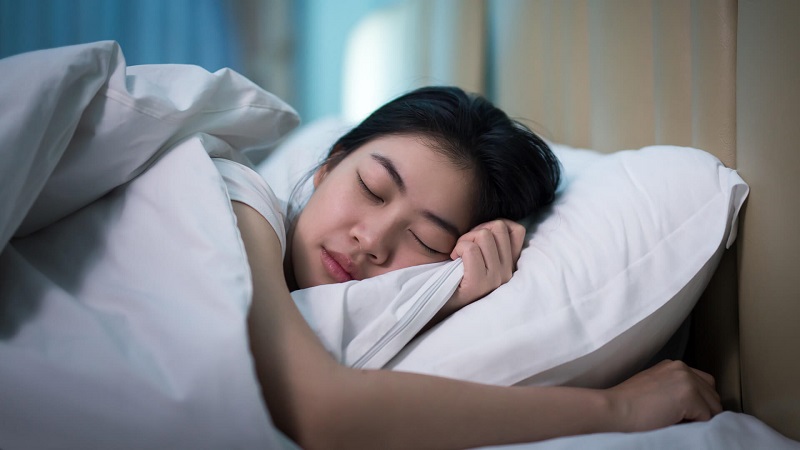 Ngủ đủ giấc giúp phục vụ hồi sức lực khi bắt tay vào công việc 