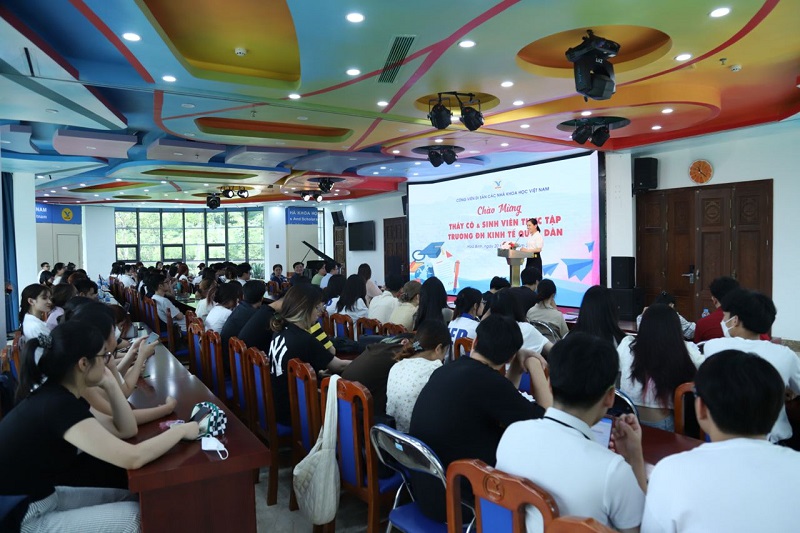  Chương trình tham quan của Thầy cô và 150 sinh viên Trường đại học Kinh tế Quốc dân được tổ chức tại Công viên Dị sản các nhà khoa học Việt Nam