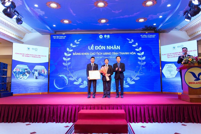 TS Đỗ Thái Hoà - Phó Giám đốc (PGĐ) Sở Y tế Thanh Hoá (bên trái) tặng hoa chúc mừng Ban Giám đốc MEDLATEC Thanh Hóa