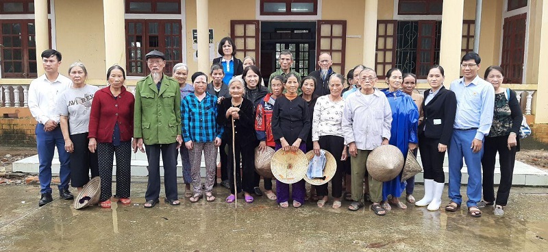 Bà Võ Thị Ngọc Lan và cán bộ đoàn chụp ảnh lưu niệm cùng bà con thôn Tân Lạc, Xã Tân Thủy, huyện Lệ Thủy.