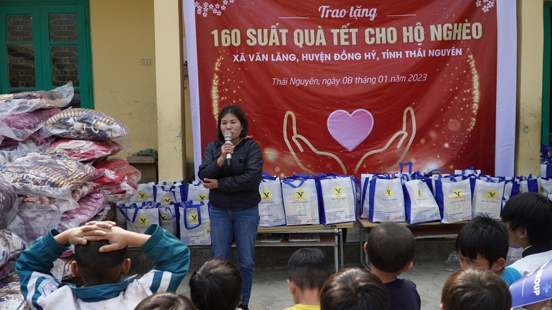 Bà Nguyễn Thị Nguyệt - Phó Chủ tịch UBND xã thay mặt các hộ gia đình bày tỏ niềm xúc động trước chương trình đặc biệt ý nghĩa của tập đoàn