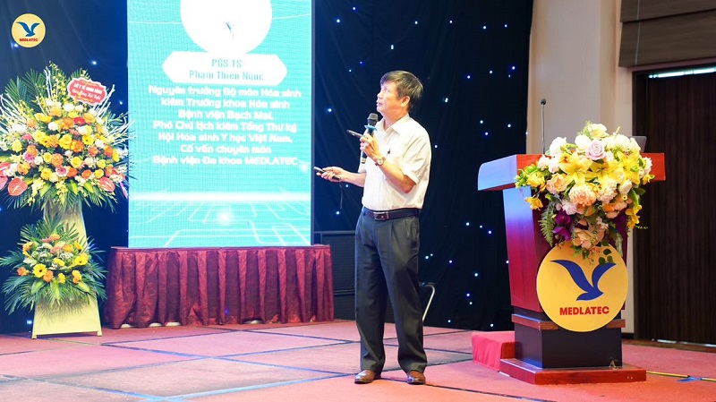 PGS.TS Phạm Thiện Ngọc báo cáo tại hội nghị