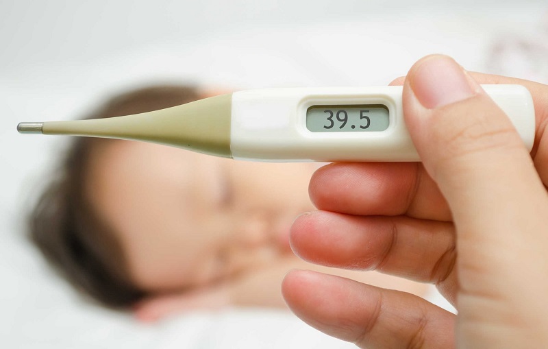 Trẻ hạ sốt trên 38,5 độ C là một trong những dấu hiệu cảnh báo sốt xuất huyết