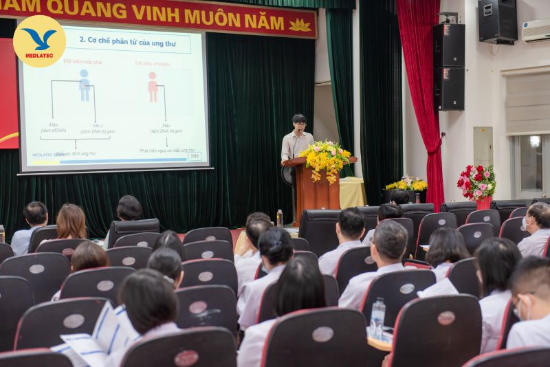 ThS.BSNT Nguyễn Bá Sơn trình bày báo cáo “Xét nghiệm gen và vai trò trong thực hành lâm sàng ung thư”