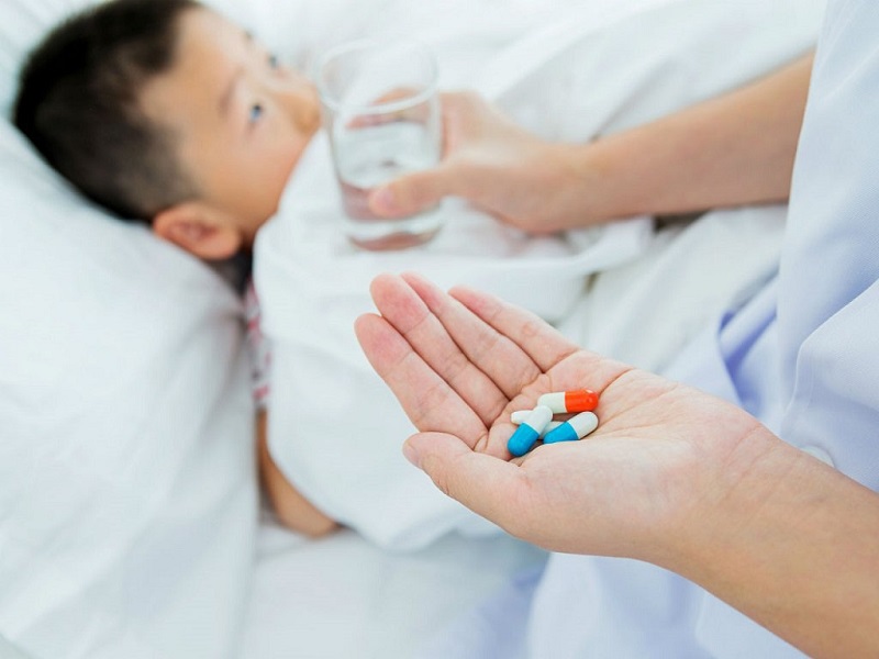 Cha mẹ lưu ý không cho con uống thuốc bừa bãi, tự điều trị vì có thể làm bệnh trầm trọng và để lại hậu quả khôn lường