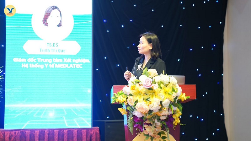 TS Trịnh Thị Quế - Giám đốc Trung tâm Xét nghiệm báo cáo tại hội nghị