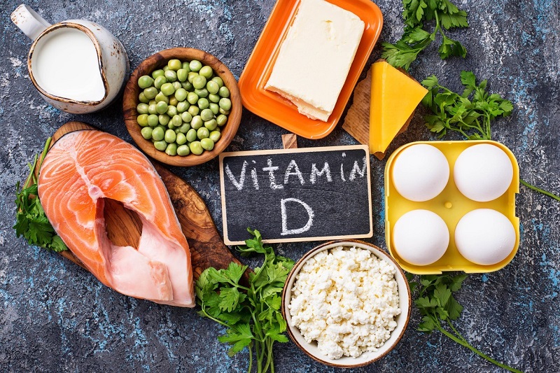 Vitamin D được tổng hợp qua ánh nắng mặt trời và có thể bổ sung qua chế độ ăn
