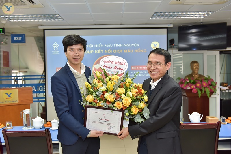 BSCKII. Phạm Tuấn Dương - Viện Phó Viện HHTMTW tặng hoa và trao bằng chứng nhận cho Tổng giám đốc Nguyễn Trí Anh