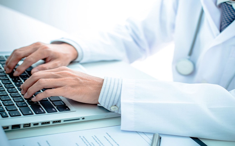 Ứng dụng chat với bác sĩ có thể hoạt động trên thiết bị di động và máy tính