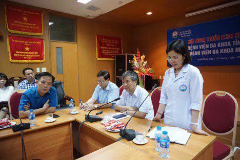 Bác sĩ CK II Bùi Thu Hằng- Giám đốc Bệnh viện Đa khoa tỉnh Hòa Bình chủ trì thảo luận và phát biểu tại Hội nghị.