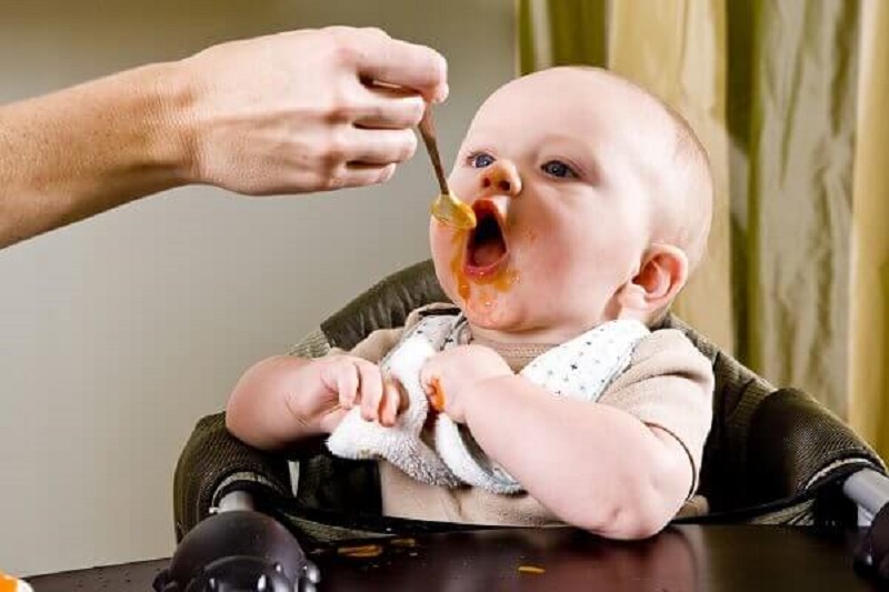 Ăn uống không hợp vệ sinh có thể gây tiêu chảy ở trẻ nhỏ