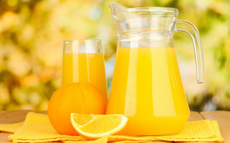 người cảm cúm nên uống nhiều nước cam