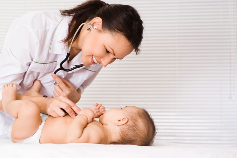 Chăm sóc trẻ đúng cách sau khi tiêm vắc xin