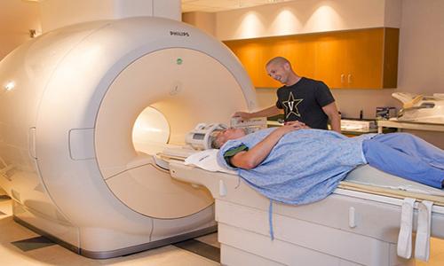 Bác sĩ trò chuyện với bệnh nhân trước khi chụp cộng hưởng từ MRI
