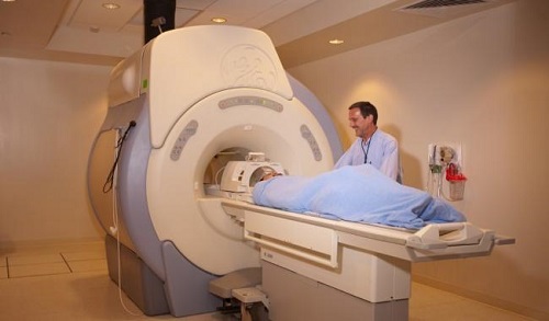 bệnh nhân chuẩn bị chụp cộng hưởng từ MRI