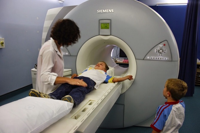 Trấn an, tạo tâm lý thoải mái cho trẻ trước khi chụp MRI
