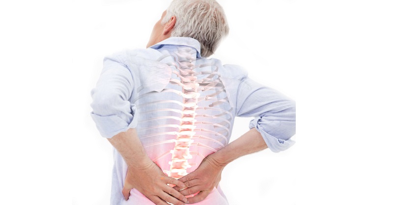 Người trên 60 tuổi mắc bệnh loãng xương hay đau lưng nên chụp X-quang