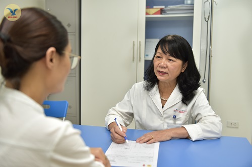 Chuyên gia Gan mật Trịnh Thị Ngọc tại MEDLATEC đang khám bệnh gan cho bệnh nhân