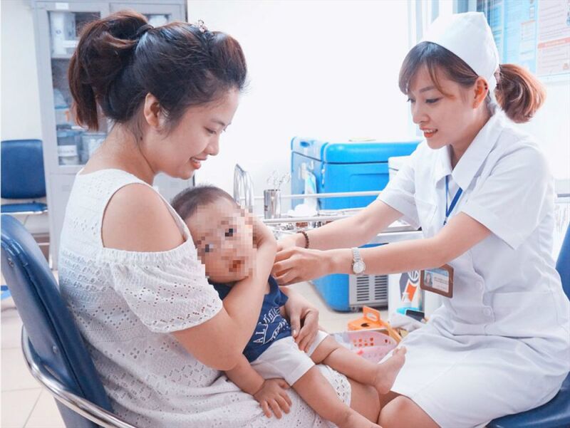 Việt Nam đang áp dụng tiêm phòng vắc xin 6 trong 1 cho trẻ