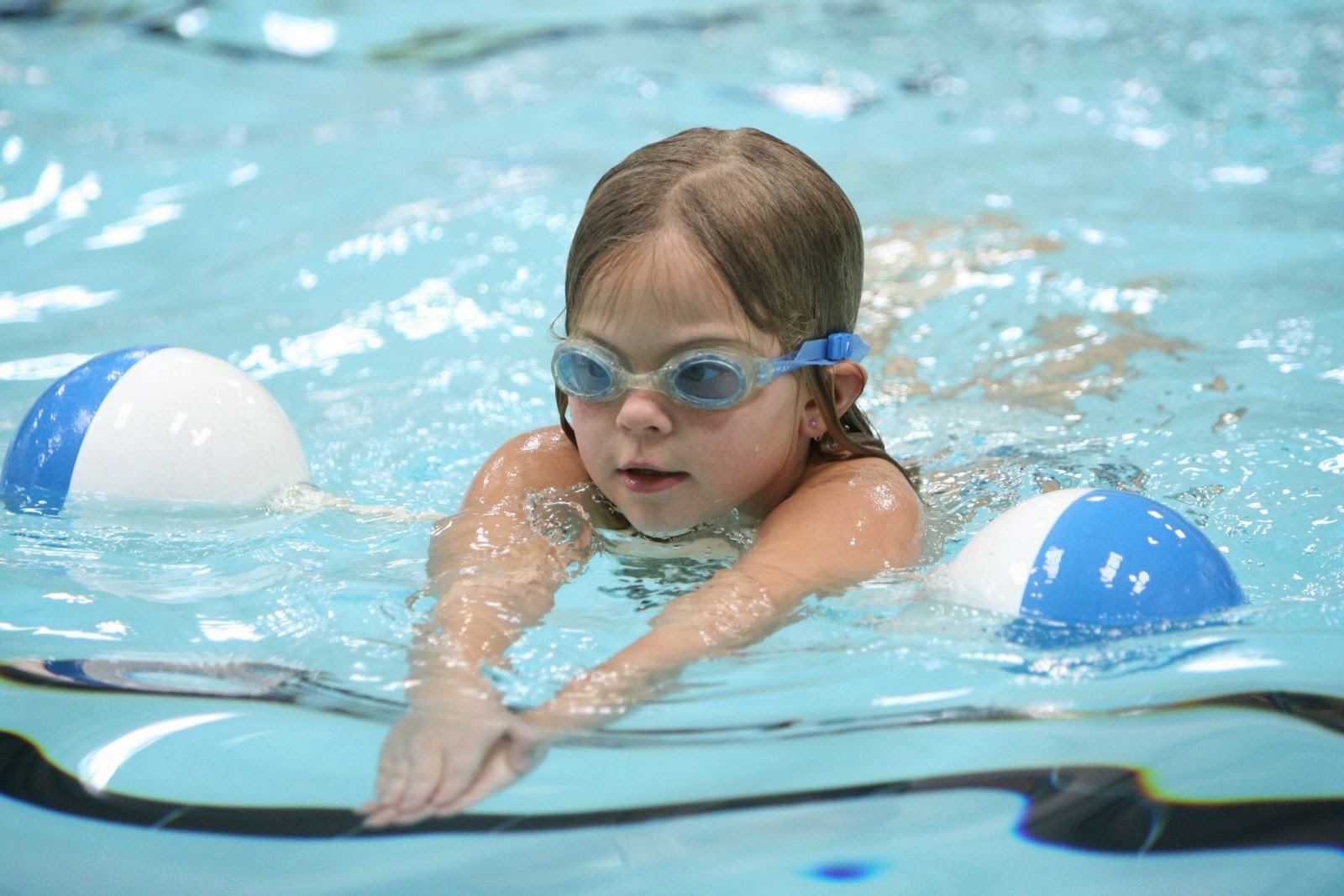 Dạy trẻ tập bơi phòng ngừa đuối nước hiệu quả