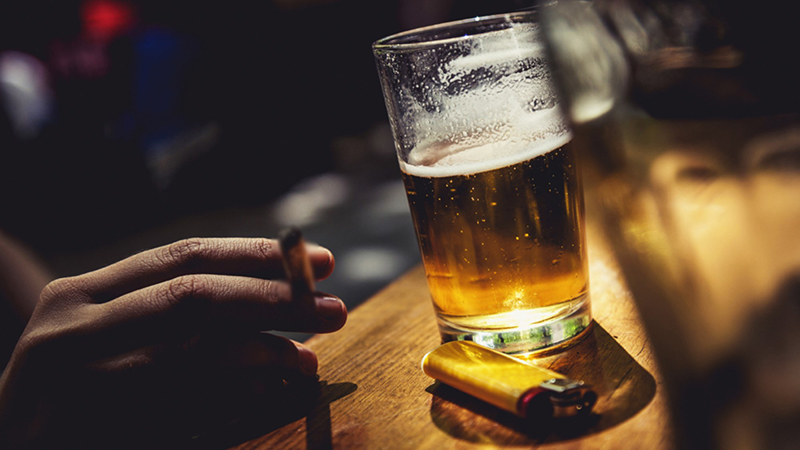 Sử dụng nhiều rượu bia chất kích thích sẽ làm nguy cơ mắc bệnh vô sinh ở nam giới tăng cao