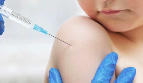Tiêm vaccin cho trẻ là việc làm cần thiết đối với bố mẹ