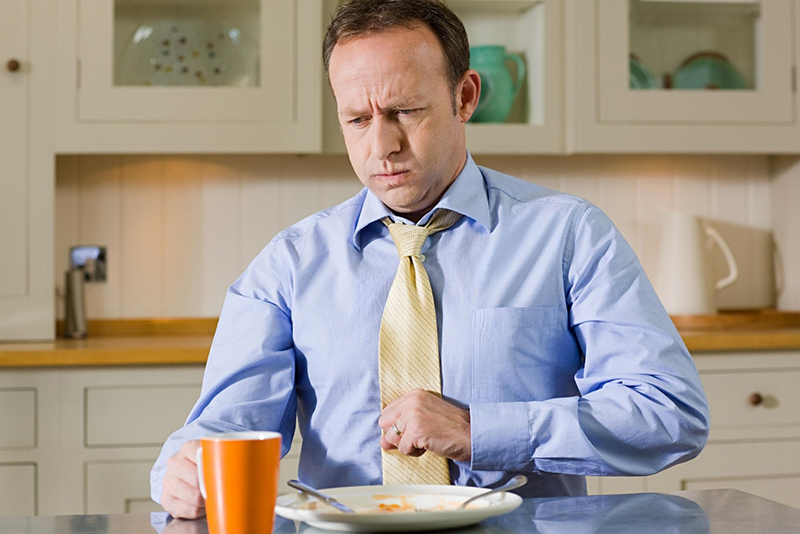 Người bị gan nhiễm mỡ thường bị chướng bụng, ăn uống khó tiêu