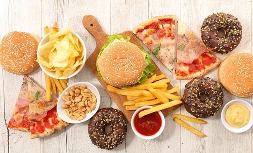 Ăn quá nhiều thực phẩm chứa chất béo, đường dễ khiến trẻ bị gan nhiễm mỡ