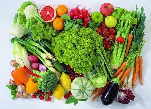 Trẻ bị gan nhiễm mỡ cần ăn nhiều rau xanh và trái cây tươi