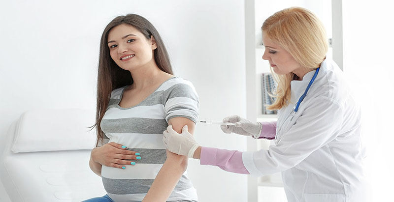 Sau khi tiêm ngừa vắc xin uốn ván, hệ miễn dịch của mẹ bầu sẽ có khả năng phòng ngừa bệnh UVSS cho bé