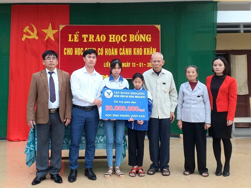 MEDLATEC trao học bổng tại Quảng Bình