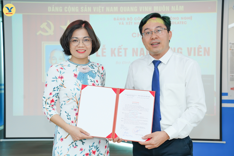 Đồng chí Ngô Mạnh Quân - Bí thư Chi bộ Y tế trao quyết định kết nạp đảng viên cho đồng chí Nguyễn Thị Loan