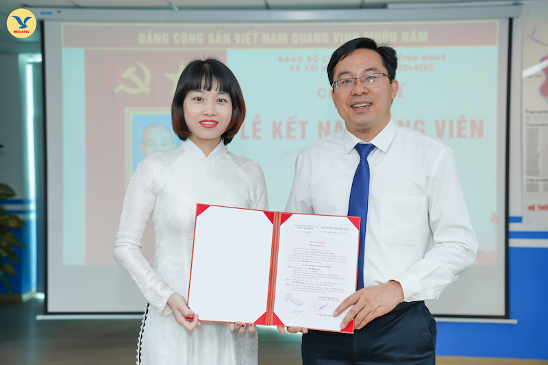Đồng chí Ngô Mạnh Quân - Bí thư Chi bộ Y tế trao quyết định kết nạp đảng viên cho đồng chí Bùi Minh Thuý