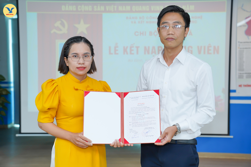 Đồng chí Nguyễn Thanh Hóa - Bí thư Chi bộ Văn hóa trao quyết định kết nạp đảng viên cho đồng chí Nguyễn Thị Hiên