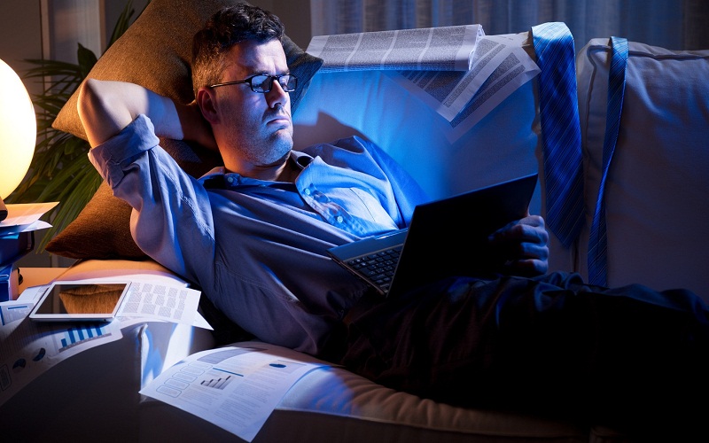 Thức khuya, làm việc quá sức gây ảnh hưởng không nhỏ đến sức khỏe