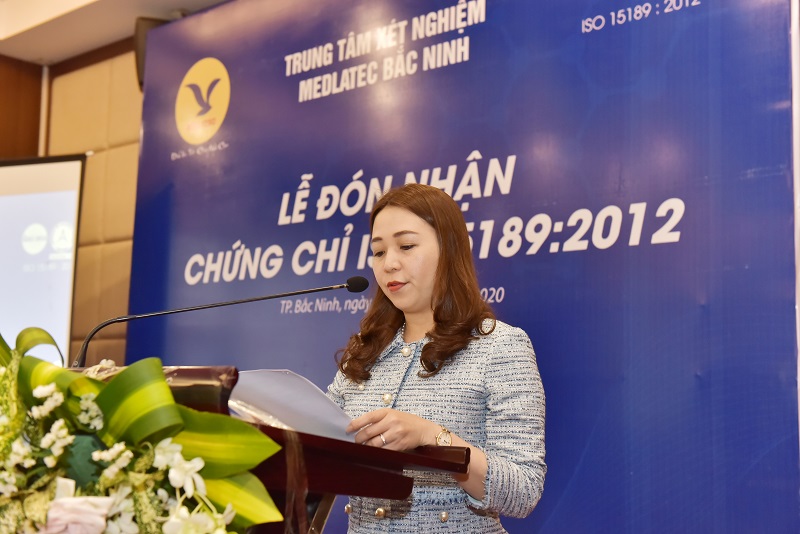 Tại buổi trao nhận chứng, bà Trần Thị Thu Hà - Phó Giám đốc Văn Phòng công nhận chất lượng - Bộ Khoa học và Công nghệ đã đọc quyết định chứng nhận Trung tâm Xét nghiệm MEDLATEC Bắc Ninh đạt chuẩn ISO 15189- 2012.