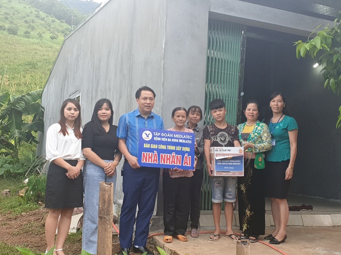 Ông Đào Bá Bình – Giám đốc MEDLATEC chi nhánh Hòa Bình bàn giao nhà nhân ái cho gia đình chị Bùi Thị Hường.
