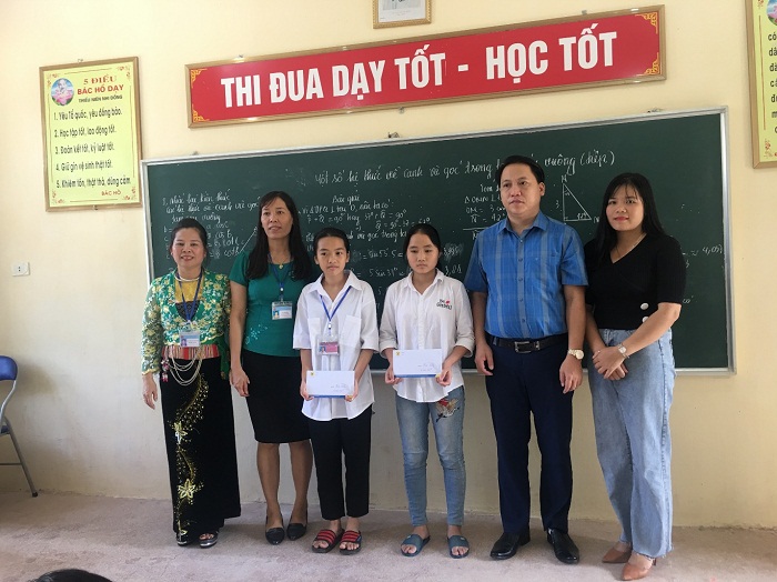 Ông Đào Bá Bình - Giám đốc MEDLATEC Hòa Bình trao tặng học bổng cho học sinh trường THCS Cao Phong