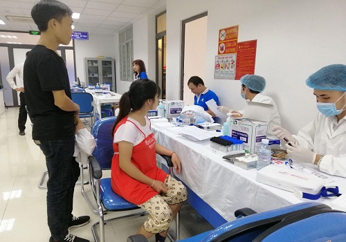 Vợ chồng anh Huynh đến xét nghiệm sàng lọc tan máu bẩm sinh cho thai nhi