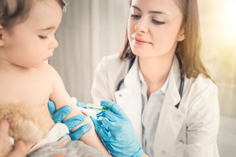 Nên cho trẻ từ 2 tháng tuổi trở lên đi tiêm vắc xin 2 in 1