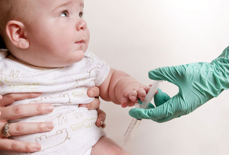 Những điều cha mẹ cần lưu ý khi đưa trẻ đi tiêm vắc xin