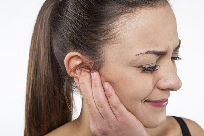 nên thực hiện nội soi tai khi thấy các dấu hiệu bất thường ở tai