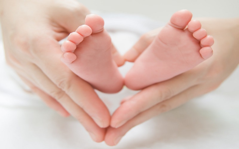 Xét nghiệm sàng lọc sơ sinh thực hiện thông qua lấy máu gót chân nên không ảnh hưởng tới sức khỏe của trẻ. 