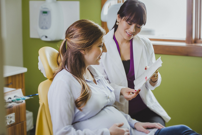 Mẹ bầu nên thăm khám định kỳ để được bác sỹ tư vấn về phương pháp chăm sóc sức khỏe bản thân và thai nhi phù hợp