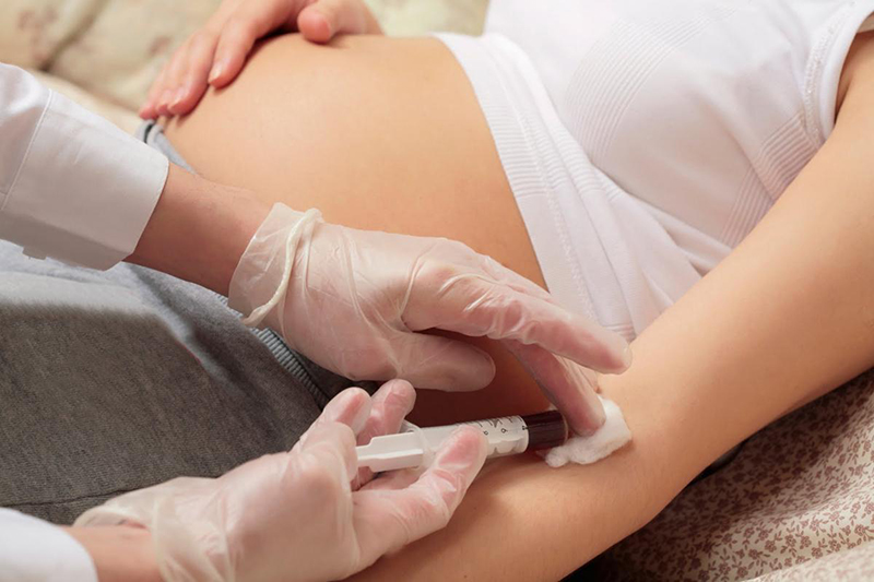 Double test sẽ dùng máu của mẹ để kiểm tra sàng lọc trước sinh