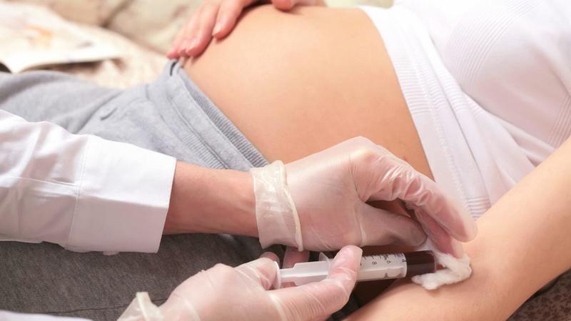 Mẹ bầu khám thai nên làm xét nghiệm máu