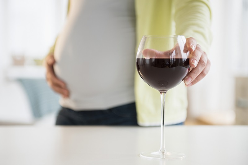 Uống rượu trong thời gian thai nghén ảnh hưởng nghiêm trọng đến sức khỏe của mẹ bầu và thai nhi