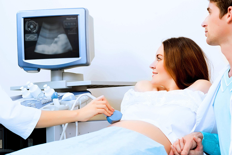 Các mẹ bầu nên đi siêu âm và khám thai theo chỉ định của bác sĩ chuyên khoa